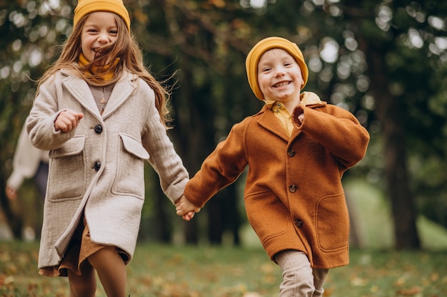 Bruder und Schwester haben Spaß zusammen im Park