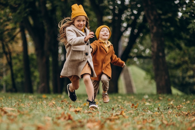 Kostenloses Foto bruder und schwester haben spaß zusammen im park