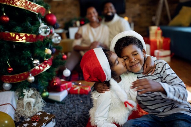 Bruder und Schwester lieben am Weihnachtstag