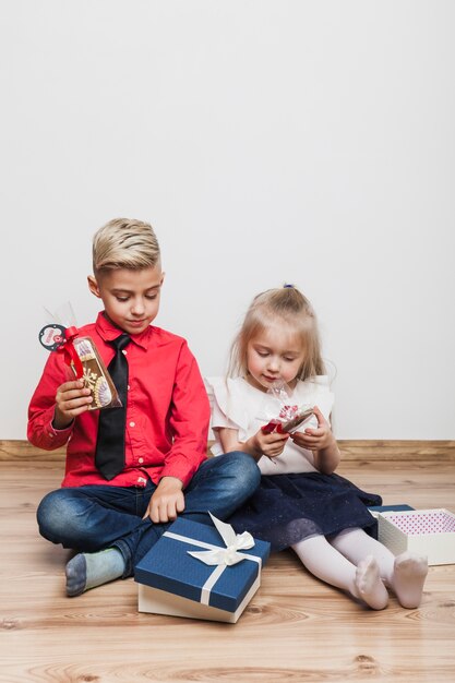 Bruder und Schwester mit Geschenkbox