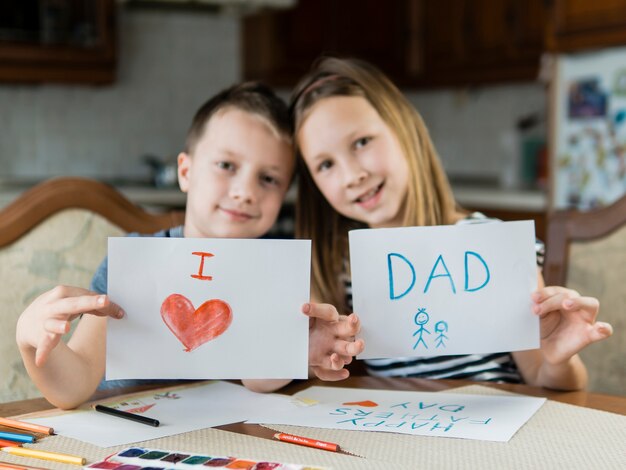 Bruder und Schwester zeichnen für den Vatertag