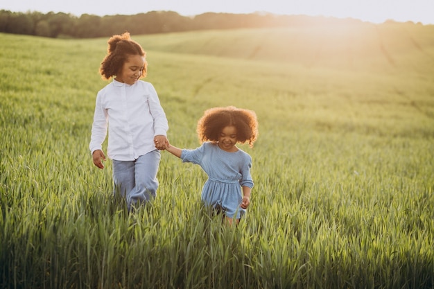 Kostenloses Foto bruder und schwester zusammen auf dem feld bei sonnenuntergang