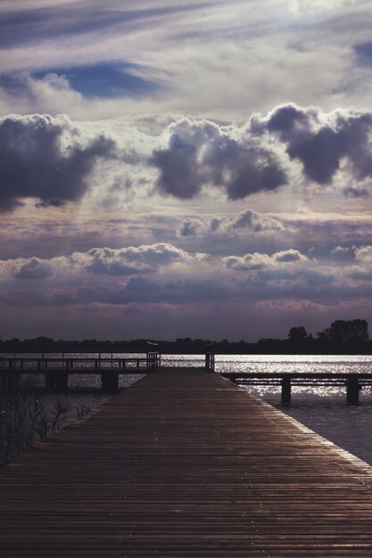 Brücke mit Wolken