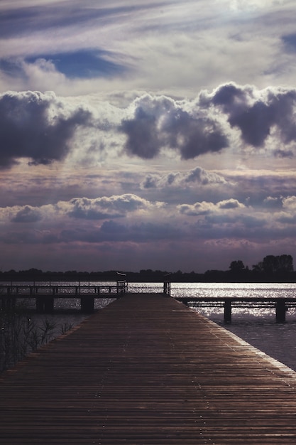 Brücke mit Wolken