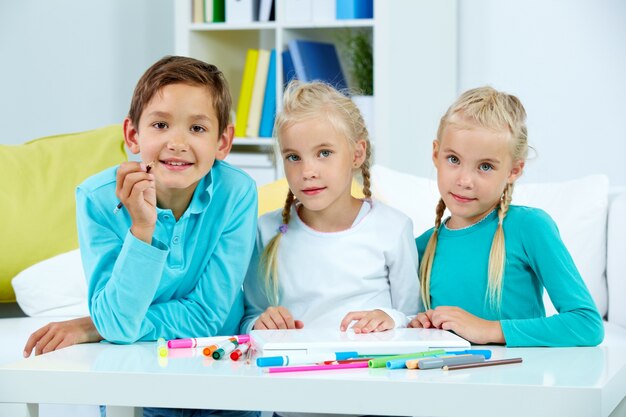 Brüder den Tag in der Schule verbringen