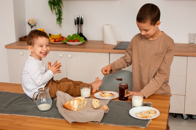 Kostenloses Foto brüder der vorderansicht mit essen zu hause