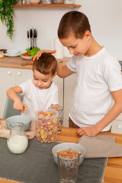 Kostenloses Foto brüder der vorderansicht mit essen zu hause