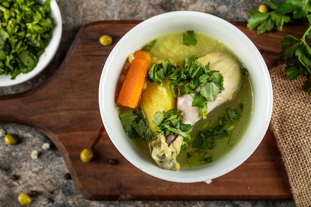 Brühe Suppe mit Karotten, Kartoffeln und gehacktem Grün