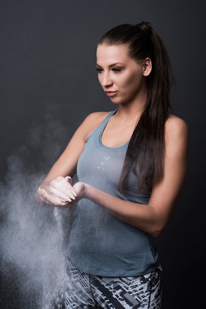 Brünette Frau, die Sportkleidung trägt