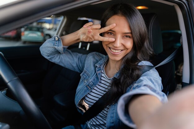 Brünette Frau macht ein Selfie in ihrem Auto