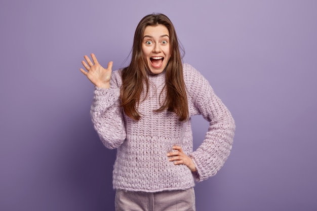 Brünette Frau mit gestricktem Pullover