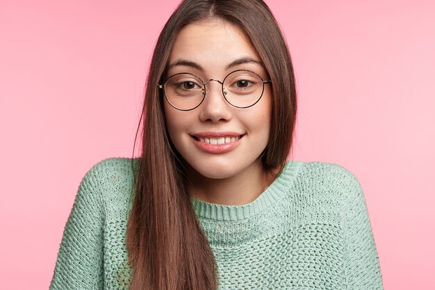 Brünette Frau mit langen glatten Haaren