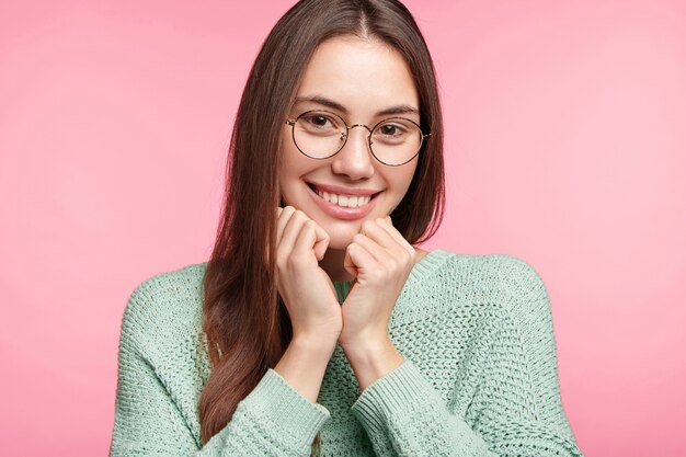 Brünette Frau mit langen glatten Haaren