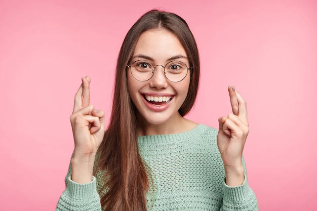 Brünette Frau mit langen glatten Haaren