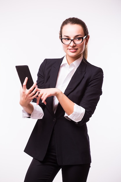 Brünette Geschäftsfrau, die ebook Tablett-PC-Notizbuch und blauen Anzug auf Weiß liest