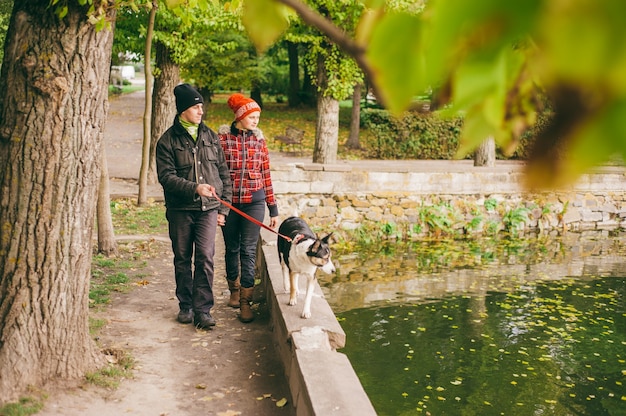 Brünette glücklich braunen Hund Hosen