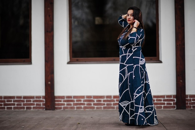 Kostenloses Foto brünette indische frau in langem, modischem kleid posierte im freien