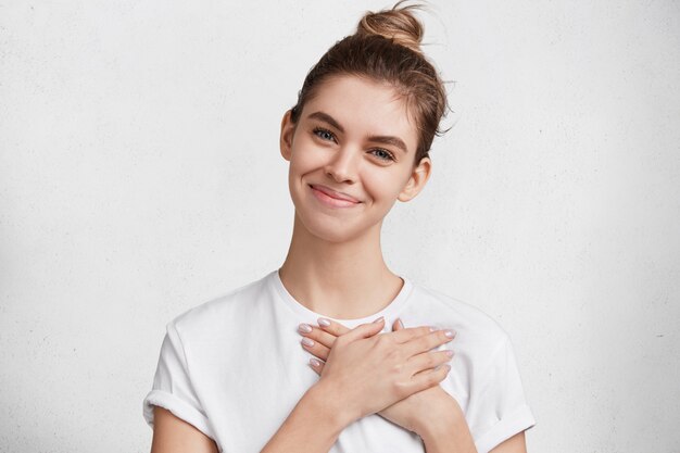 Brünette junge Frau im weißen T-Shirt