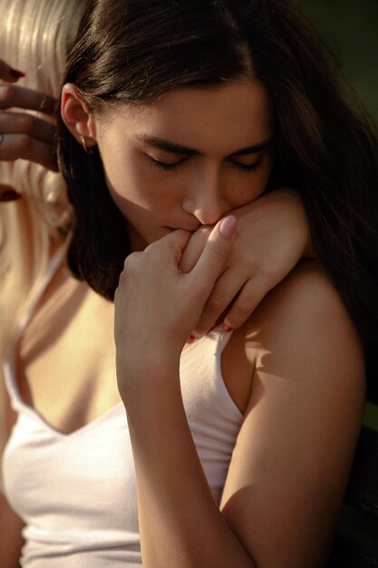 Brünette Lesbe küsst die Hand ihrer Freundin, die Beziehungen hat Lesbisches Liebeskonzept