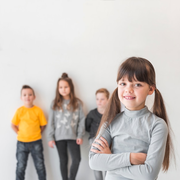 Kostenloses Foto brünette mädchen posiert