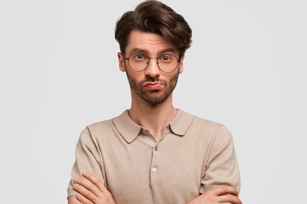 Brunet Mann mit runden Brillen