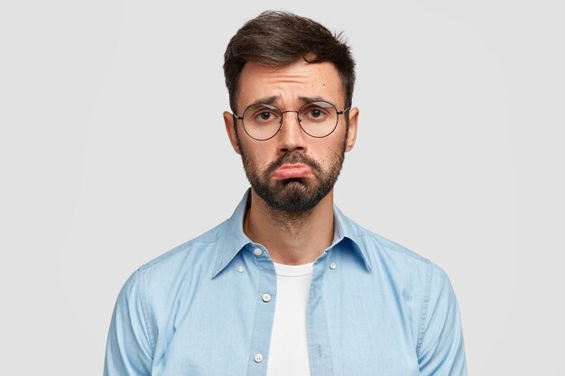 Brunet Mann trägt runde Brille und blaues Hemd