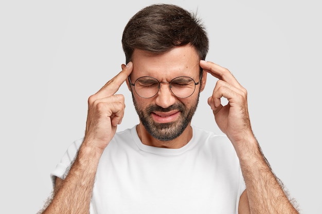 Brunet Mann trägt runde Brille und weißes T-Shirt