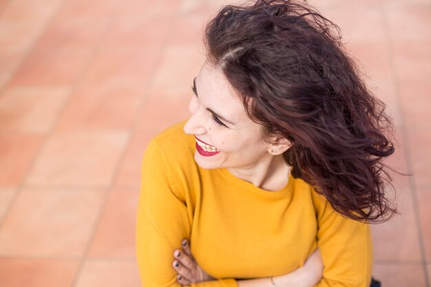 Brunette Blogger posiert für ein Foto