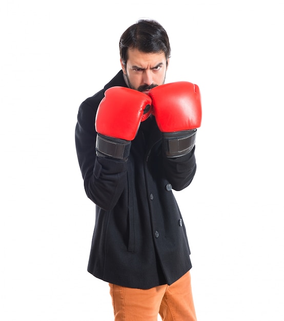 Brunette Mann mit Boxhandschuhen