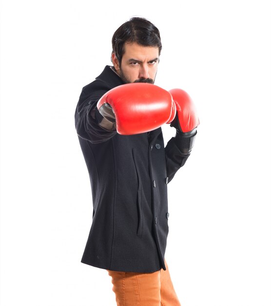 Brunette Mann mit Boxhandschuhen