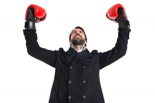 Brunette mann mit boxhandschuhen