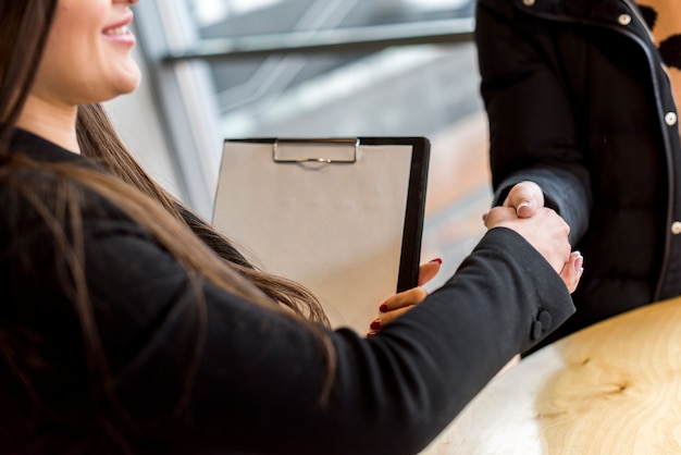 Brunettegeschäftsfrau, die eine Verhandlung bildet