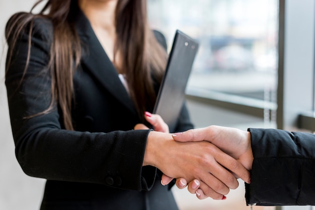 Brunettegeschäftsfrau, die eine Verhandlung bildet