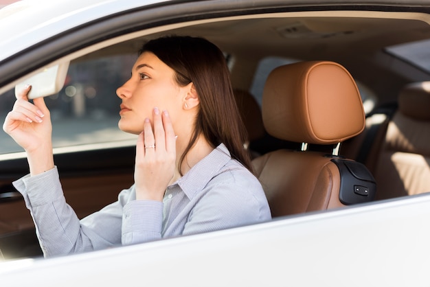 Brunettegeschäftsfrau innerhalb eines Autos