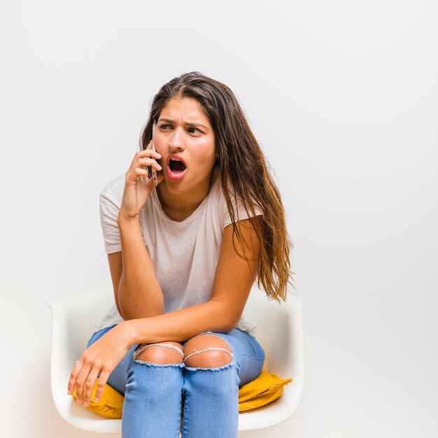 Brunettemädchen, das am Telefon spricht