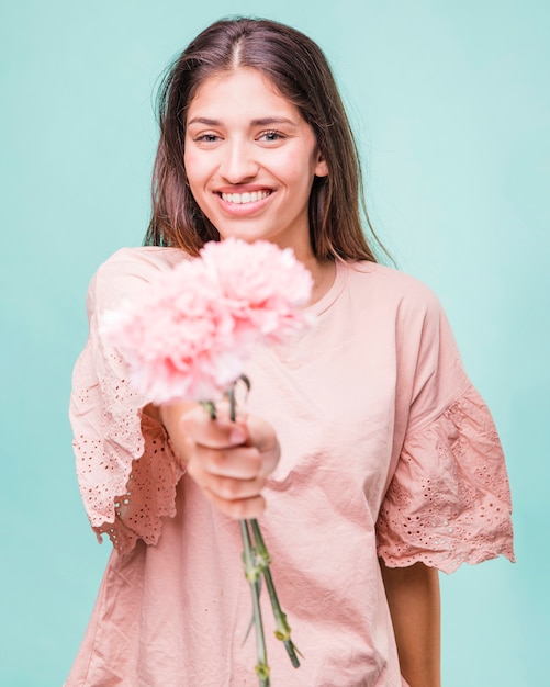 Brunettemädchen, das mit Blumen aufwirft