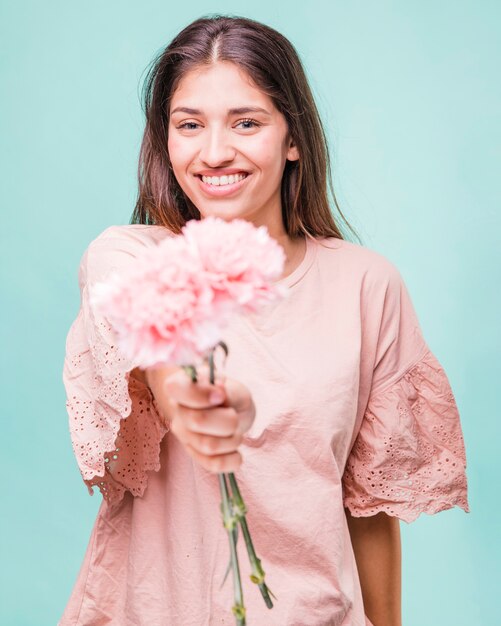 Brunettemädchen, das mit Blumen aufwirft