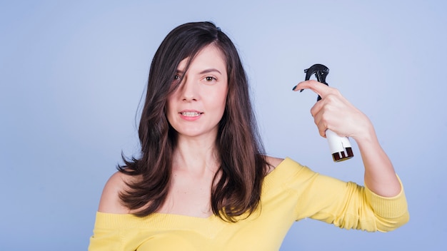 Brunettemädchen, das um ihrem haar sich kümmert