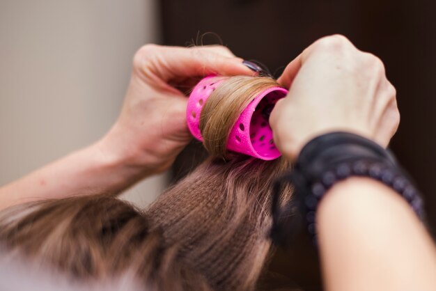 Brunettemädchen mit der Lockenwickleraufstellung