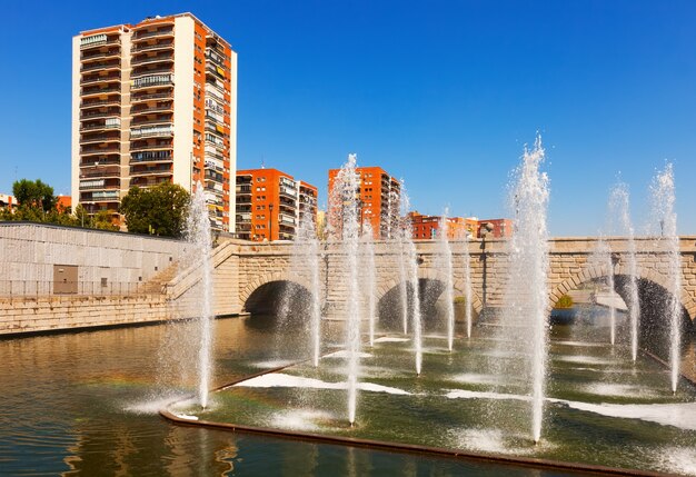 Brunnen und Brücke über Manzanares Fluss in Madrid