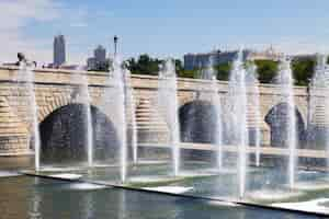 Kostenloses Foto brunnen und brücke über manzanares fluss in madrid