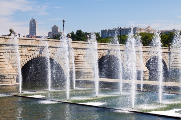 Brunnen und Brücke über Manzanares Fluss in Madrid