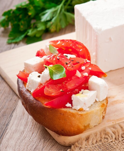 Bruschetta mit Tomate, Feta und Basilikum