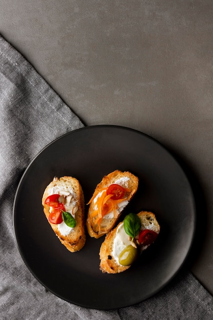 Bruschetta-Scheiben auf Stoff