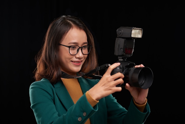 Brust herauf Porträt eines asiatischen weiblichen Fotografen, der ein Foto macht