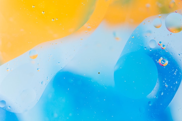 Kostenloses Foto bubbles über die gelbe und blaue wasserfarbe