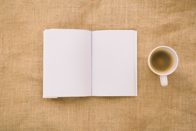 Buch Mockup auf Tuch mit Kaffee