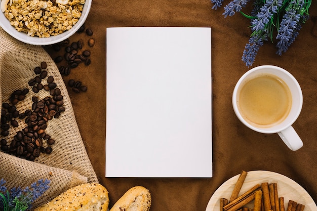 Kostenloses Foto buch mockup mit kaffeebohnen