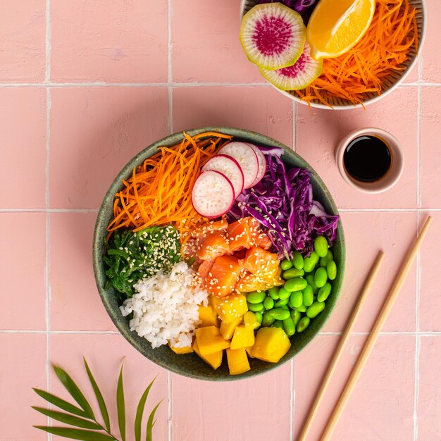Buddha Bowl Reis mit Lachs Rettich Rotkohl Edamame Bohnen und Sesamsamen Das Konzept der köstlichen und gesunden Ernährung Draufsicht