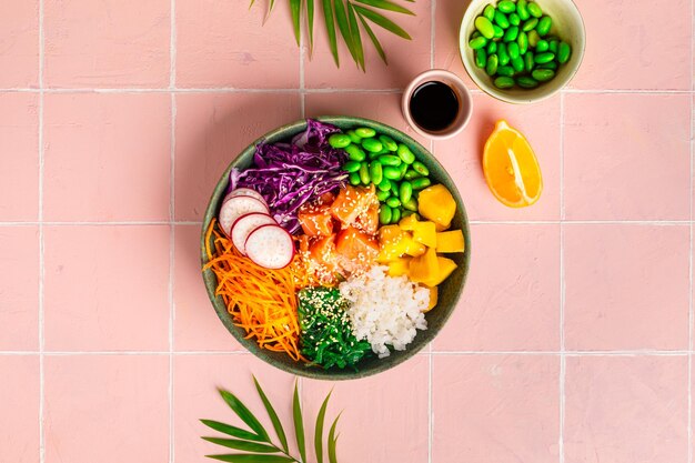 Buddha Bowl Reis mit Lachs Rettich Rotkohl Edamame Bohnen und Sesamsamen Das Konzept der köstlichen und gesunden Ernährung Draufsicht